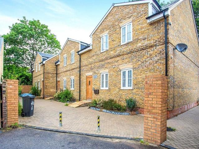 St. Albans Road, Hertfordshire WD17 2 bed flat to rent £1,550 pcm £358 pw