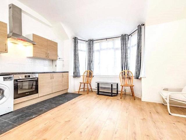 St. Albans Road, Hertfordshire WD24 1 bed flat to rent £1,150 pcm £265 pw