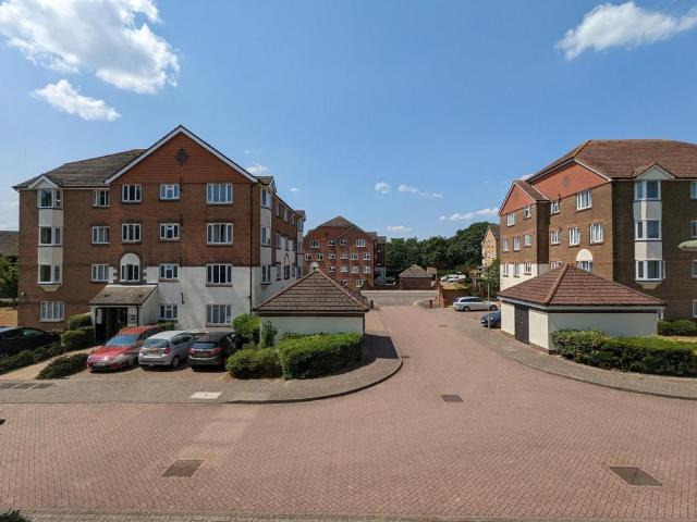 St Annes Rise, Redhill 1 bed apartment to rent £1,350 pcm £312 pw