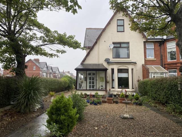 St. Annes Road East, Lytham St. Studio to rent £595 pcm £137 pw