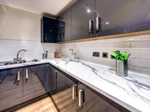 St. Anns Close, Leeds 5 bed house to rent £2,968 pcm £685 pw