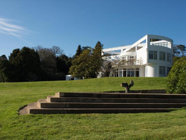 St. Anns Hill Road, Chertsey, Surrey. 6 bed detached house to rent £22,000 pcm £5,077 pw