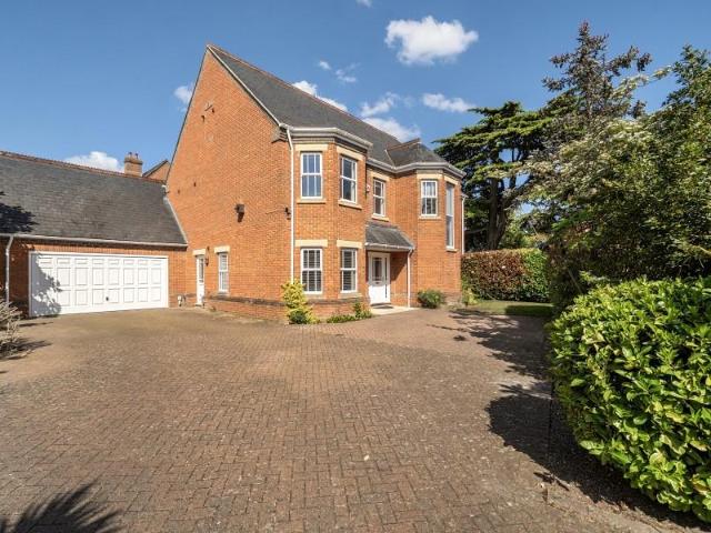 St Anns Park, Virginia Water 4 bed detached house to rent £6,750 pcm £1,558 pw