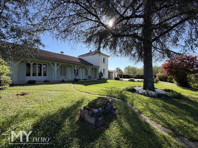 ST ANDRE ET APPELLES: Maison traditionnelle avec jardin. piscine et garages