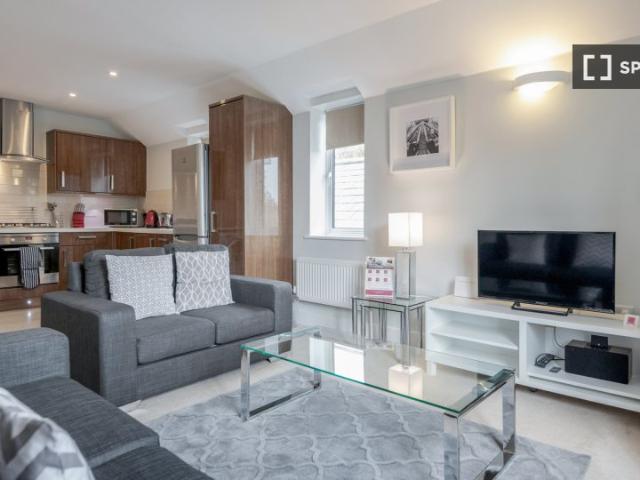St. Andrew's and St. Mark's Church of England Junior School, Dolphin Close, London, KT6 4AL, United Kingdom | 2 bed apartment for rent #128163226 | Rentberry