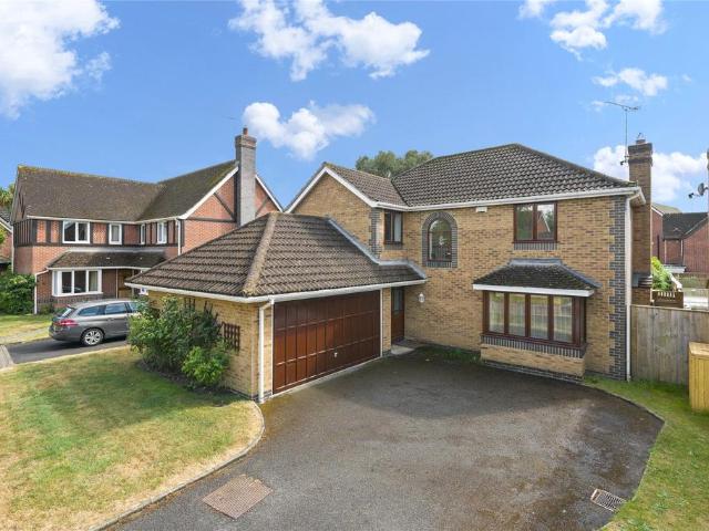 St. Andrews Gardens, Cobham, Surrey. 4 bed detached house to rent £4,000 pcm £923 pw