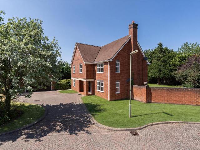 St. Andrews Gardens, Cobham, Surrey KT11 5 bed detached house to rent £5,000 pcm £1,154 pw