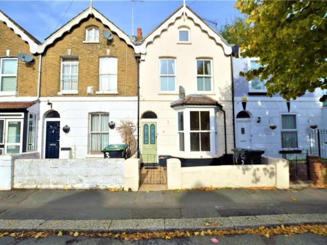 St Andrews Road, Gravesend, Kent, DA12 2 bed townhouse to rent £1,600 pcm £369 pw