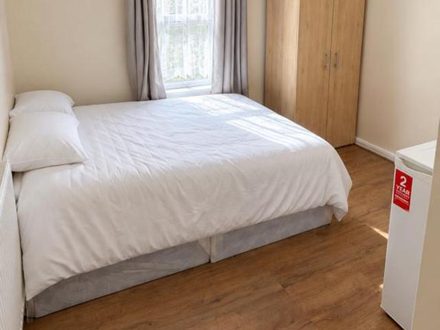St Andrew's Road, E13 Studio to rent £1,300 pcm £300 pw