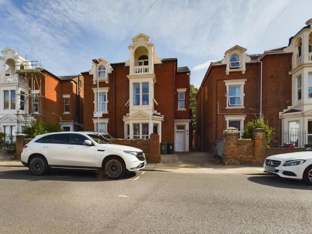 St Andrews Road, Southsea Ground floor flat to rent £900 pcm £208 pw