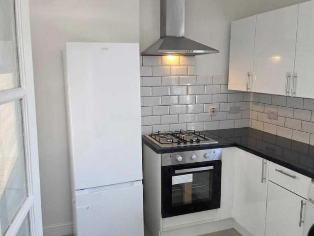 St. Andrews Way, Cippenham SL1 3 bed semi detached house to rent £1,950 pcm £450 pw