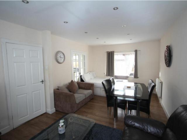 St. Andrews Way, Slough 3 bed semi detached house to rent £1,950 pcm £450 pw