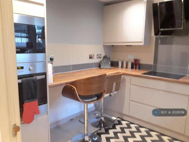 St Anthonys Close, London, E1W 1 bed in a flat share to rent £1,100 pcm £254 pw