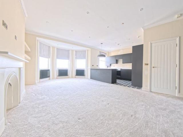 St Aubyns 3 bed flat to rent £2,750 pcm £635 pw