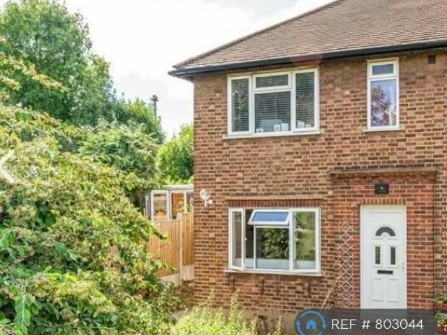 St Barnabas Road, Woodford Green, IG8 2 bed flat to rent £2,400 pcm £554 pw