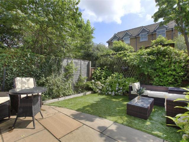 St Catherine's Close, London SW17 2 bed house to rent £2,750 pcm £635 pw