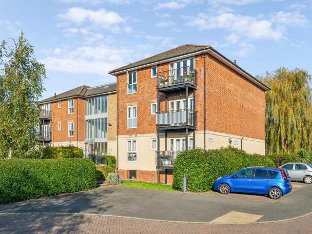 St. Catherines Close, London SW20 2 bed flat to rent £1,800 pcm £415 pw