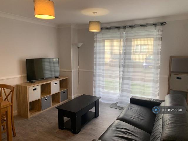 St Catherines Place, Egham, TW20 2 bed flat to rent £1,600 pcm £369 pw