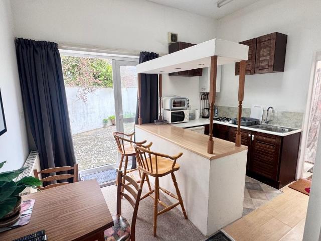 St. Catherines Road, Bournemouth BH6 1 bed ground floor flat to rent £850 pcm £196 pw