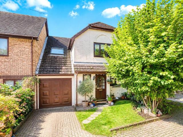 St. Christophers Gardens, Ascot. 4 bed house to rent £1,900 pcm £438 pw