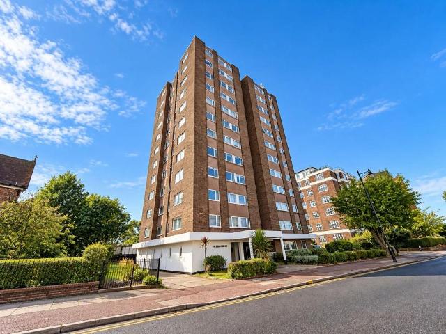 St Clements Court East, Leigh on sea. 2 bed apartment to rent £1,400 pcm £323 pw