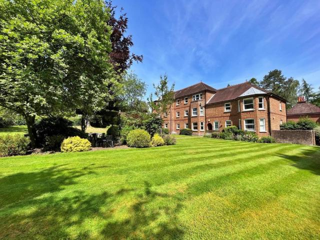 St Cross 2 bed flat to rent £1,500 pcm £346 pw