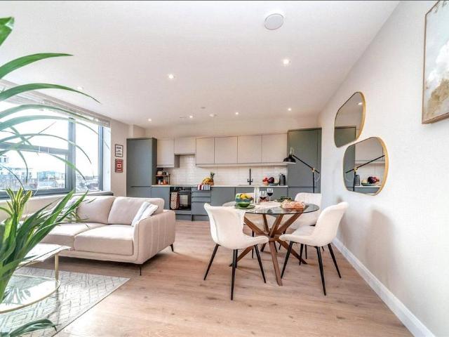 St. Cuthberts Street, Bedford. 1 bed flat to rent £1,100 pcm £254 pw