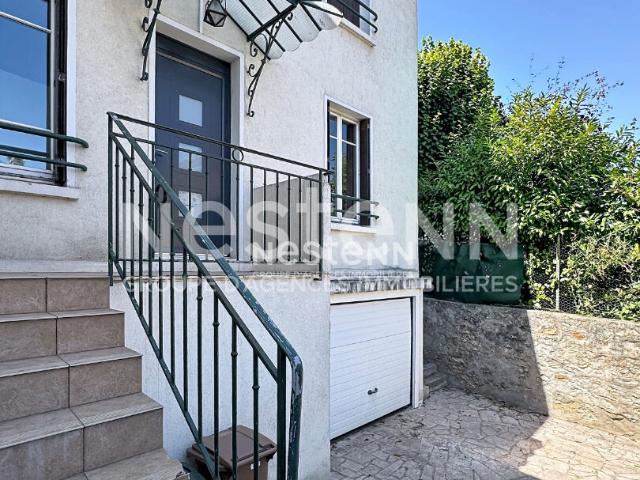 ST CYR L'ECOLE centre ville: Maison à louer de 131 m² avec jardin et garage