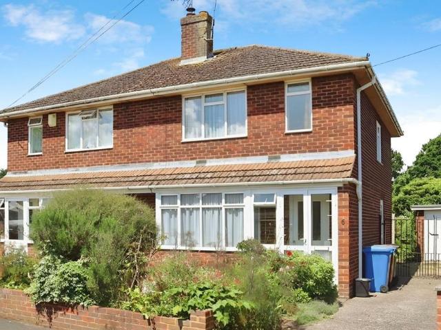 St David's Close, Farnborough GU14 3 bed semi detached house to rent £1,650 pcm £381 pw