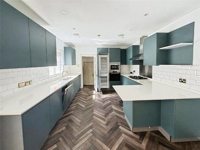 St. Davids Drive, Egham TW20 5 bed semi detached house to rent £5,900 pcm £1,362 pw