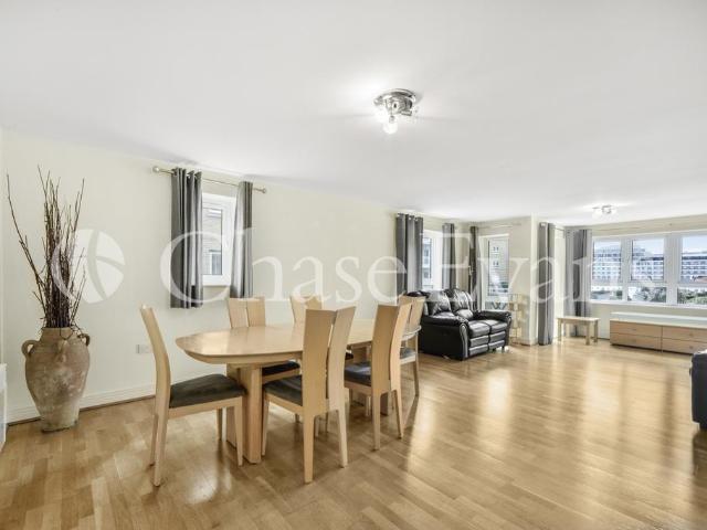 St Davids Square, Isle Of Dogs. 2 bed flat to rent £2,650 pcm £612 pw