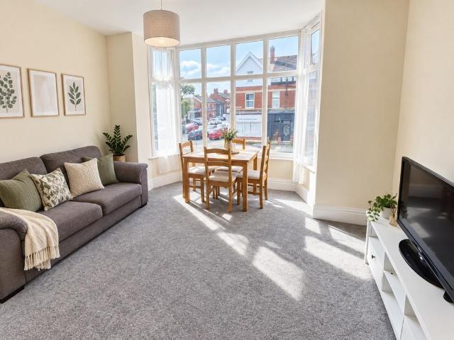 St Davids Road South, Lytham Saint. 2 bed flat to rent £680 pcm £157 pw