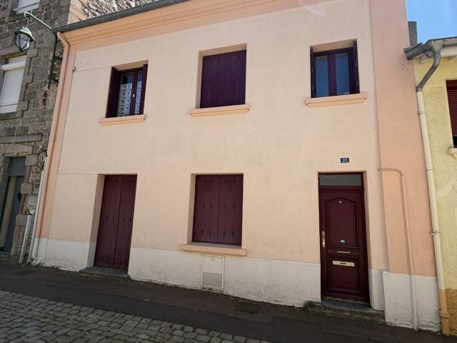 ST DIDIER EN VELAY 43 MAISON DE VILLAGE AVEC 2 APPARTS + JARDIN