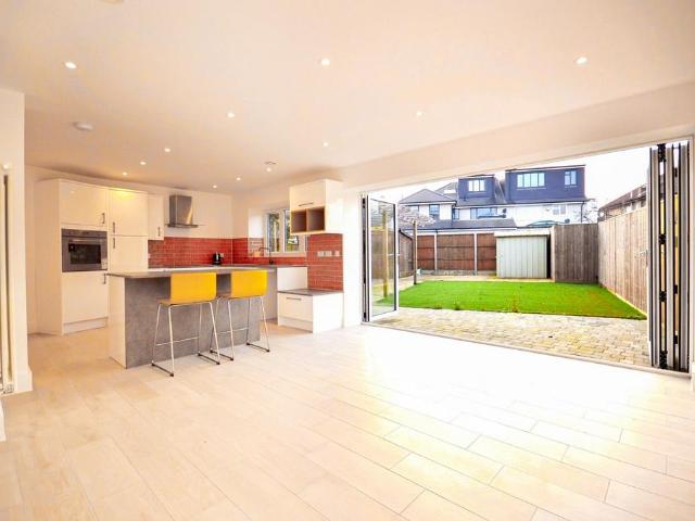 St. Dunstan's Avenue, London, W3 6QJ, United Kingdom | 4 bed duplex for rent #119531479 | Rentberry