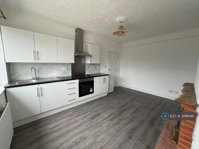 St. Dunstans Hill, Cheam, Sutton, SM1 2 bed flat to rent £1,595 pcm £368 pw