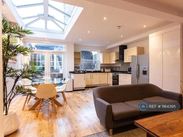 St Dunstans Road, London, SE25 5 bed terraced house to rent £3,490 pcm £805 pw
