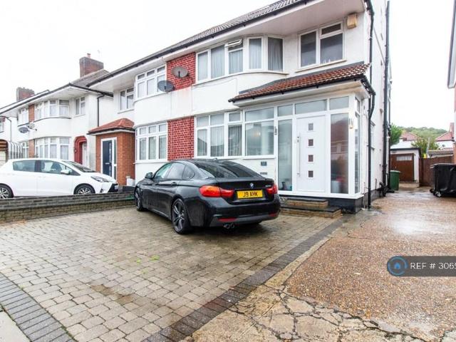 St. Edmunds Drive, Stanmore, HA7 4 bed semi detached house to rent £2,850 pcm £658 pw