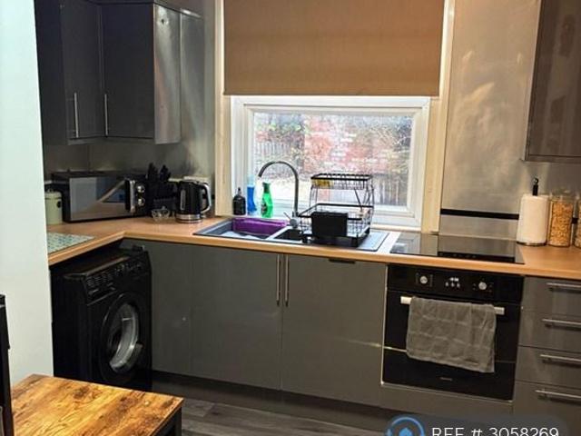 St Edward St, Leek, ST13 2 bed flat to rent £650 pcm £150 pw