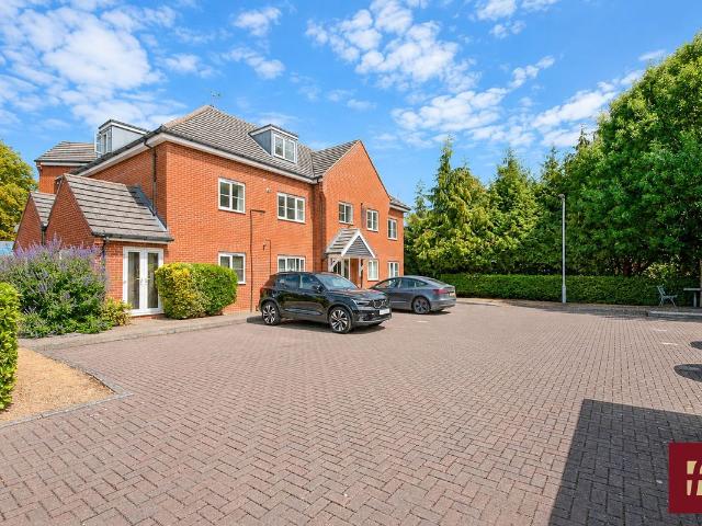 St Francis Close, Crowthorne, Berkshire RG45, 2 bed flat to rent, £1,500 pcm | PrimeLocation