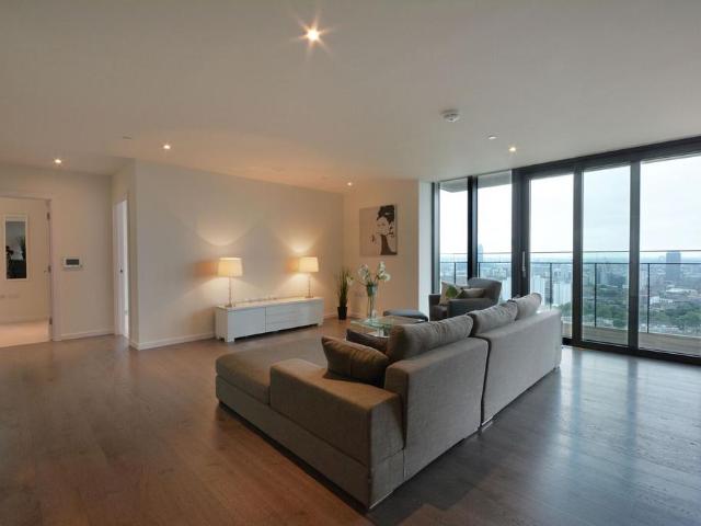 St Gabriel Walk, Elephant and Castle. 3 bed flat to rent £5,200 pcm £1,200 pw