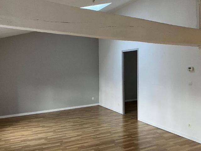 ST GALMIER DANS PETIT IMMEUBLE BIEN ENTRETENU AVEC VUE SUR LE.