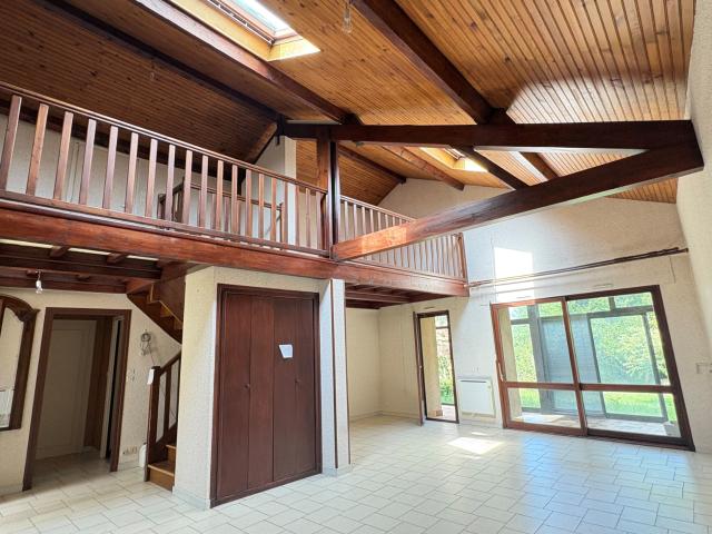 St Genis centre calme charmante maison 130 m2/2 ch+bureau jardin 242 m2 école commerces.