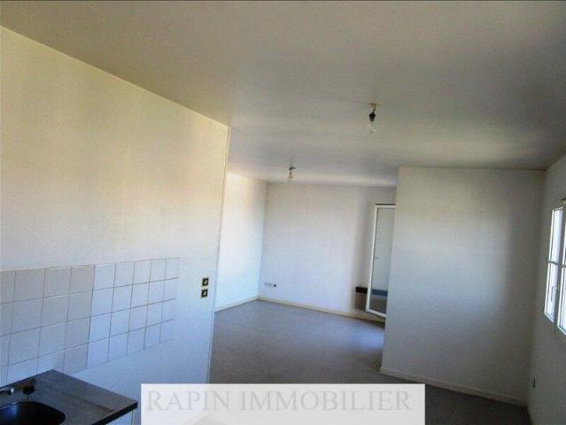 ST GENIS LAVAL GRAND STUDIO AVEC BALCON ET PARKING