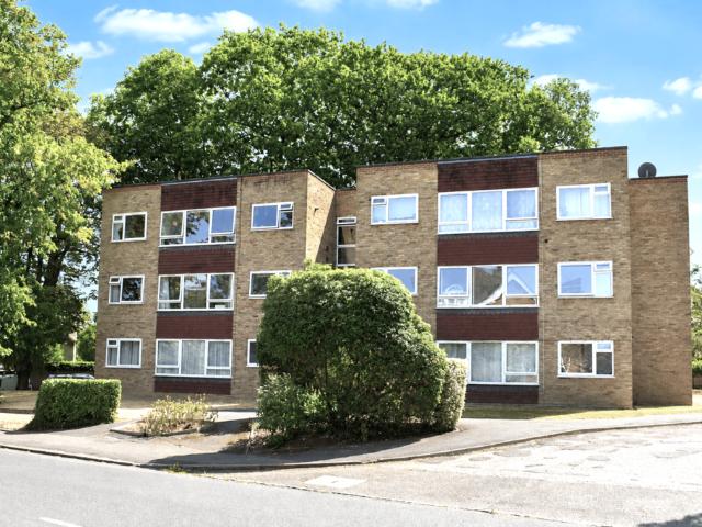 St Georges Avenue, WEYBRIDGE, KT13 2 bed apartment to rent £1,795 pcm £414 pw
