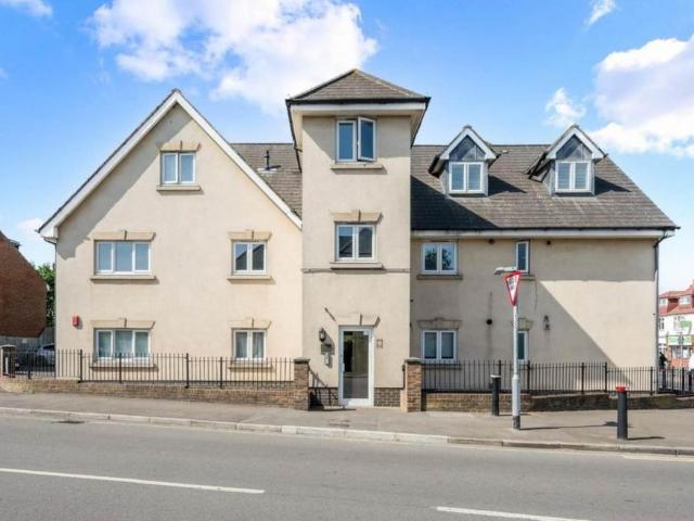 St Georges Court, Epsom 2 bed apartment to rent £1,700 pcm £392 pw