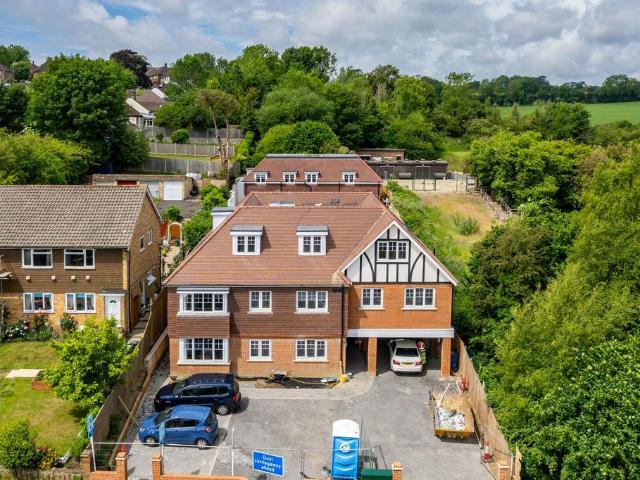 St. Georges Court, 8 Brighton Road, CR5 2 bed apartment to rent £1,700 pcm £392 pw