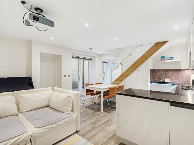 St. Georges Drive, London, SW1V 2 bed flat to rent £4,000 pcm £923 pw