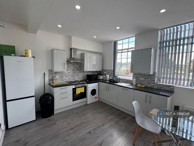 St. Georges Road, Bolton, BL1 2 bed flat to rent £1,100 pcm £254 pw