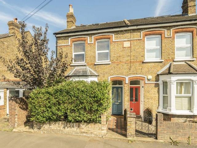 St. Georges Road, Hanworth TW13 4 bed semi detached house to rent £2,700 pcm £623 pw