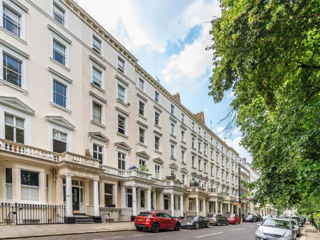 St George's Square, Pimlico, London. 2 bed flat to rent £3,792 pcm £875 pw